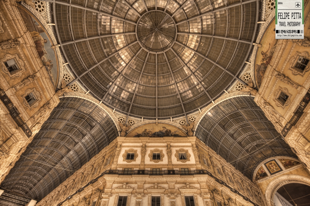 Arch at the entrance to the Galleria Vittorio Emanuele II at night