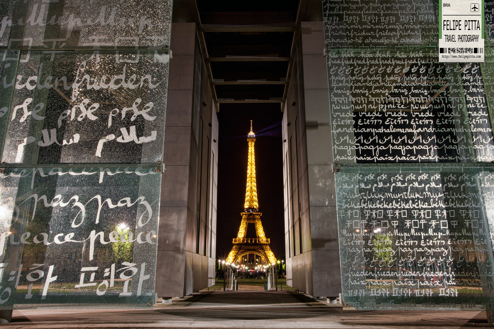 Eiffel Tower Mur pour la Paix Paris France Night