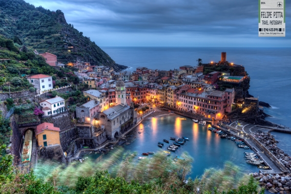 Immagini Stock - Onde Invernali Che Colpiscono Le Rive Di Vernazza, Una  Piccola Città Delle Cinque Terre, In Italia. Preso Durante Il Tramonto.  Image 88261157